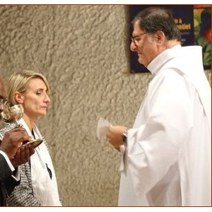 Le moment fort de la 1re communion au corps et au sang du Christ