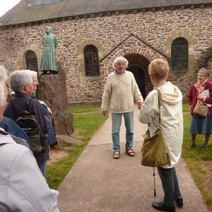 Accueil du groupe par le Père Roger Blot