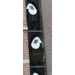 Zoom sur un vitrail avec 3 des 12 sœurs de Rillé