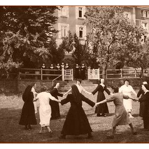 Sœurs de Châteaubourg (ancien costume) : détente avec des laïcs