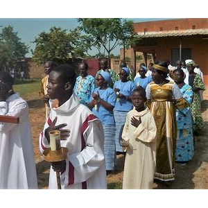 La procession d'entrée, chacune accompagnée de ses parents