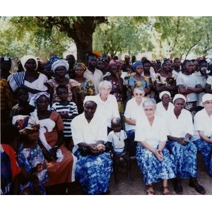 La foule des participants à l'inauguration de la nouvelle maternité de Salembaoré le 21 février 2010. Au 1er rang, des Sœurs du Christ Rédempteur
