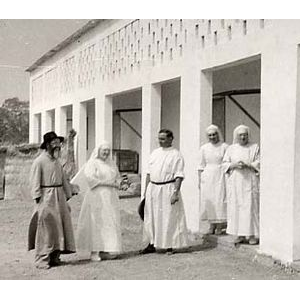 Père Balluet (au centre) devant la maison des sœurs, 1964, Salembaoré