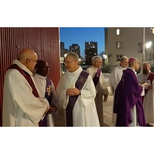 Prêtres et diacres à l'issue de la cérémonie ; à droite Mgr Rougé et François
