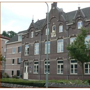 L'ancien couvent de Baarlo (Noviciat). St Joseph, au centre, veille toujours sur les 12 sœurs, représentées à droite et à gauche