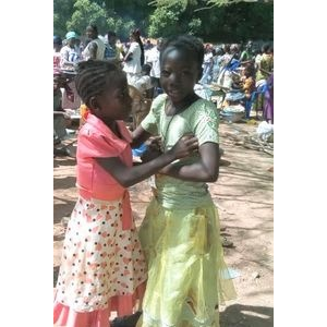 A la kermesse, danse de 2 fillettes