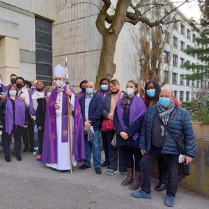 Mgr Matthieu Rougé et les catéchumènes de Nanterre