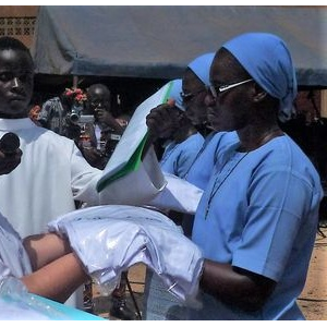 Sr M. Jo remet le vêtement religieux à chacune