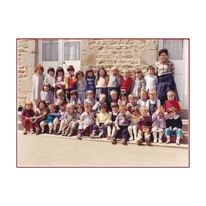 Avec les élèves de l'école catholique de Gosné en 1883