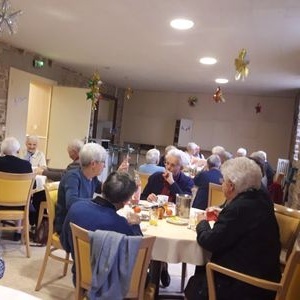 Les sœurs partagent le goûter de fête