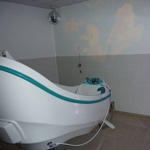 Salle de bains avec détente visuelle, auditive, olfactive et flots bouillonnants
