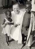 Sœur St Vincent avec enfants