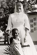 Sr Léonie avec enfant de Tambaga