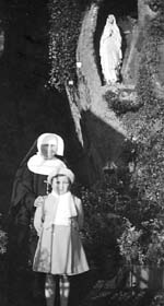 Sr Théodule et une fillette devant la Grotte dite de Lourdes, à Dinard