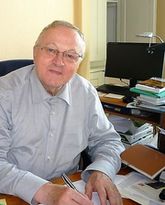 Le P. Davenel au travail dans son bureau