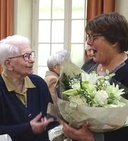 Sr Monique reçoit la gerbe de fleurs que lui offre une élue de la Mairie de Fougères