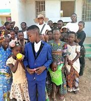 La cour est remplie d'enfants dans toute leur splendeur