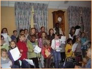 Les enfants chantent chez les Sœurs âgées