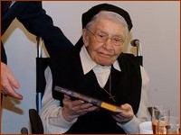 Sr Gertrudis reçoit le Livre