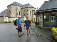 Deux pélerins arrivant à la Communauté de Rillé pour une étape