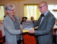 Mr Notten remet le Livre à Sr Marie Angèle