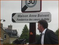 Mr le Maire de Laignelet dévoile le panneau