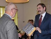 Mr Notten remet le Livre à Mr Bovens