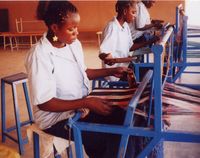 Ouaga Centre Anne Boivent : Elèves de 3e année au tissage