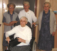Au centre, Anne-Marie, Religieuse bénévole (monde de la santé)