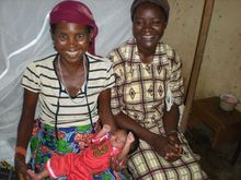 Sr Alice, sage-femme (à droite), avec une jeune mère et son enfant