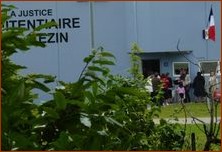 A la porte de la prison les familles de détenus attendent…