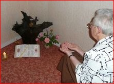 Sr Bernadette, dans l'oratoire de sa communauté