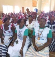 Femmes et jeunes filles rayonnantes dans leur tenue traditionnelle