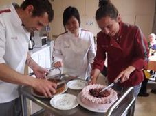 On s'affaire à la cuisine en ce jour de fête