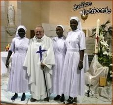 Avec des jeunes sœurs africaines lors de festivités à Rillé (16 août 2015)