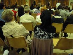 Assemblée nombreuse et attentive