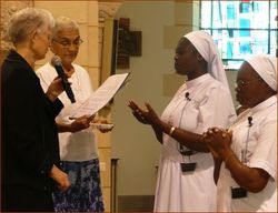 Srs Marianne et Edwige reçoivent l'alliance des mains de la supérieure générale