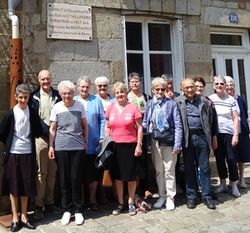 Le groupe « Laïcs Famille spirituelle SCR » devant la maison natale de J-B. Le Taillandier