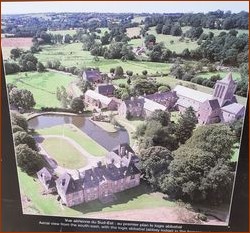 Vue aérienne du sud-est. Logis abbatial au premier plan