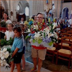 Sylvie arrive à l'église de Liffré avec une belle gerbe