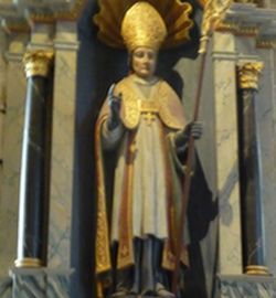 Statue de St Ronan dans l'église de Locronan