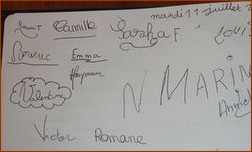 Les enfants sont heureux de mettre leur signature sur le livre d'or