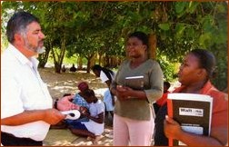 Un membre de la SIDI accompagne des partenaires locaux