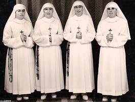 de g à d : Srs St Vincent, du St Nom de Marie, Henriette des Anges, Maria de la Trinité