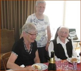 Moments de fête fraternels avec Srs Gertrudis, M. Angèle et Laurence et la communauté