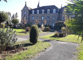 Bâtiment de La Guilmarais dans son cadre de verdure