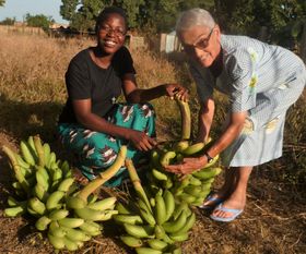 Sr Anne et Pascaline fières de leurs beaux régimes de bananes