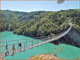 Comme un pont suspendu entre deux vallées…