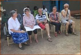 Les 4 délégués de l'association Dougdi/Espoir pour l'inauguration, avec Sr Madeleine Lemoine, de Salembaoré