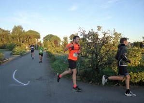 Les coureurs dans les allées du jardin de Rillé